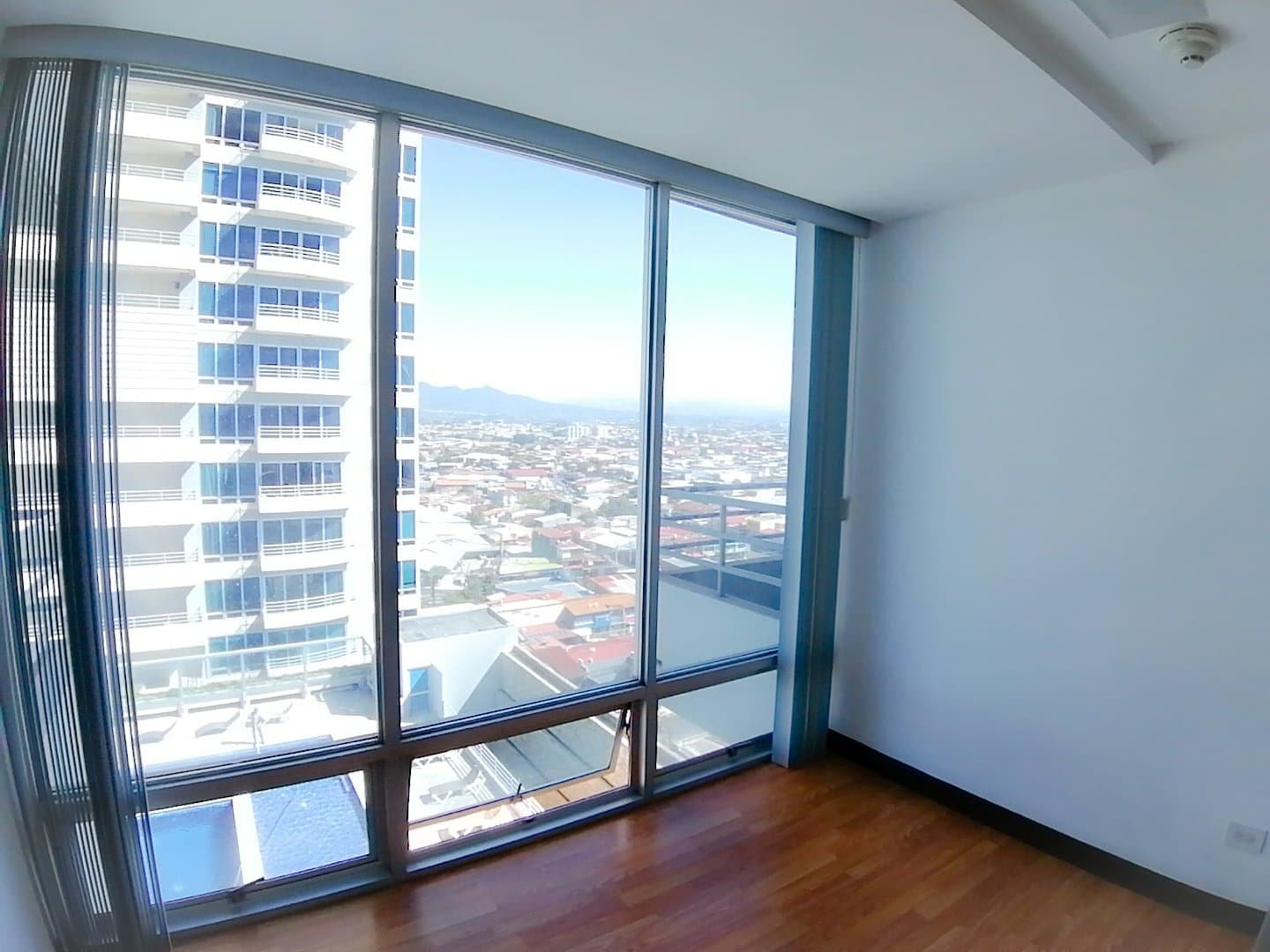 Alquiler de apartamento en Torre Paseo Colón. Piso 13.